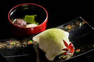 ANAクラウンプラザホテル松山ティーラウンジ 求肥をのせた抹茶ケーキ